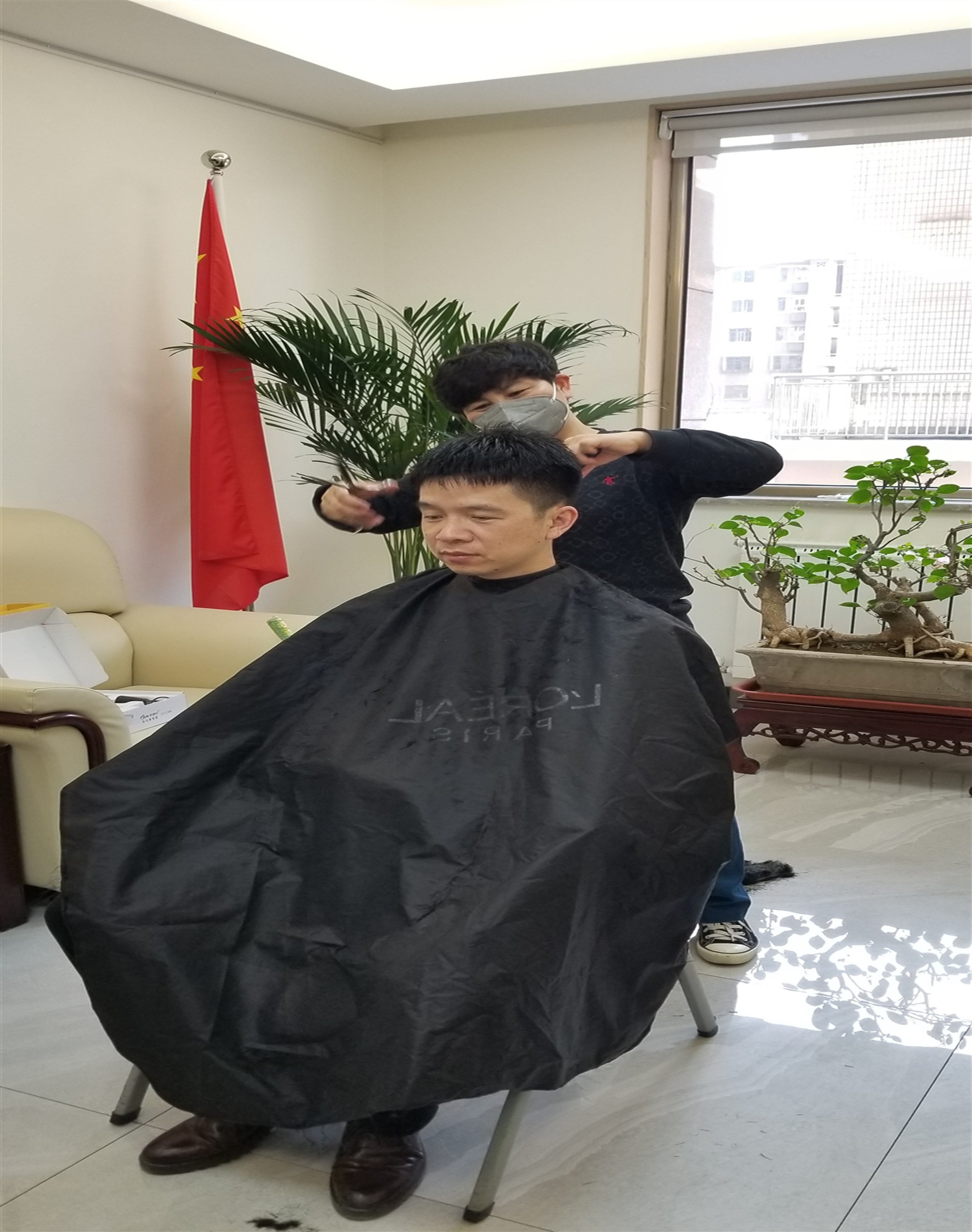 暖心！疫情期間我們的“最美理發師”