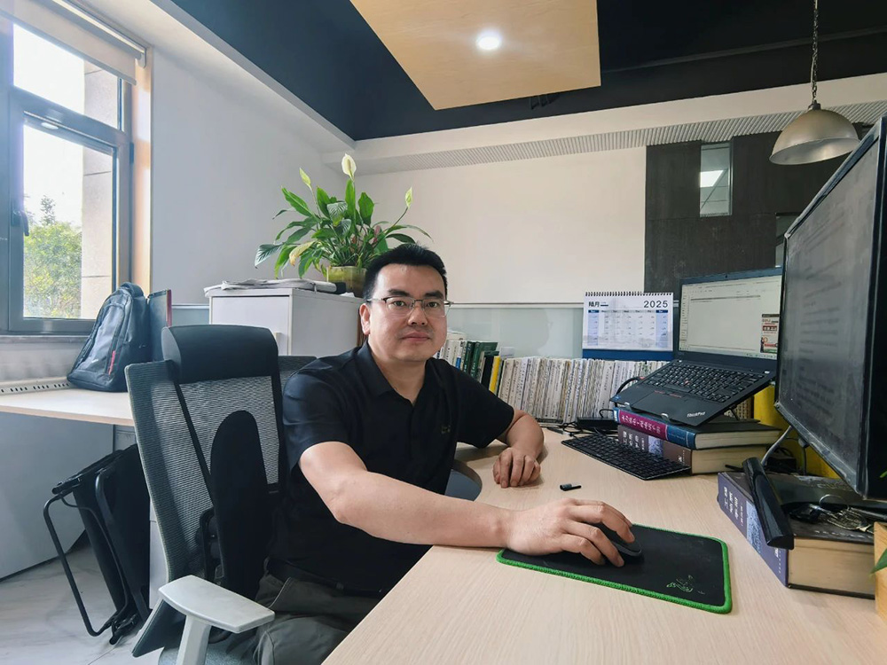 身邊榜樣 | 曹文廣：眼觀巖土千層，心守標準一線